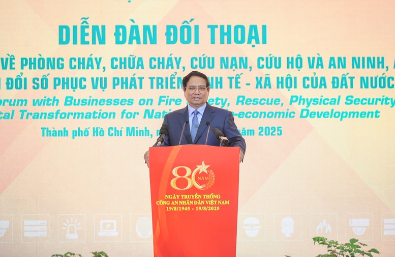 Thủ tướng đánh giá, thời gian qua, dưới sự lãnh đạo, chỉ đạo của sâu sát của Đảng, Nhà nước, sự nỗ lực của các bộ, ban, ngành, địa phương và các lực lượng chức năng, công tác PCCC và cứu nạn, cứu hộ đạt nhiều kết quả quan trọng, nổi bật - Ảnh: VGP/Nhật Bắc