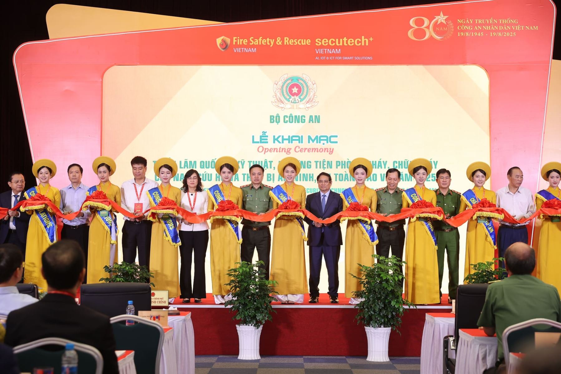 Thủ tướng và các đại biểu cắt băng khai mạc Triển lãm Triển lãm Quốc tế về kỹ thuật, phương tiện PCCC, cứu hộ cứu nạn và thiết bị an ninh, an toàn, bảo vệ năm 2025 - Ảnh: VGP/Nhật Bắc