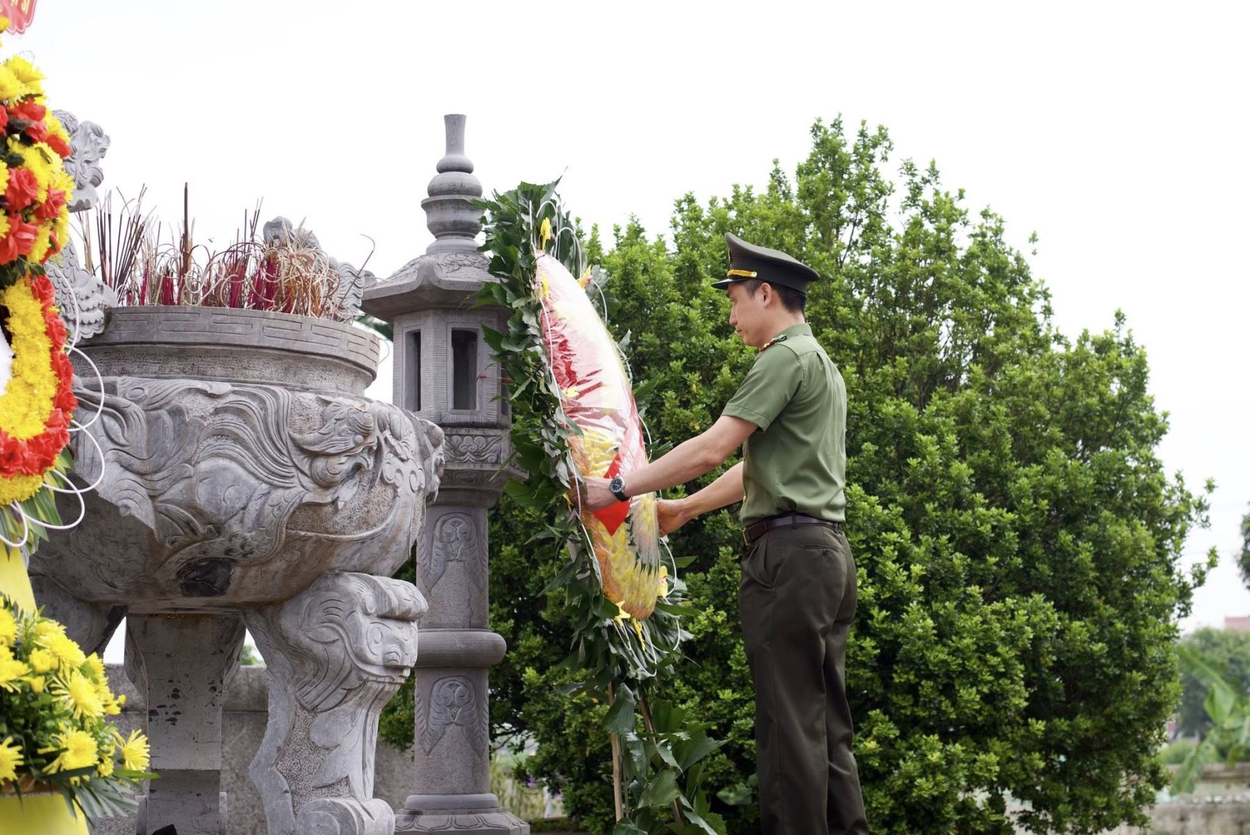 Tổng công ty GTEL dâng hương tại Nghĩa trang phường Đông Hoa Lư.