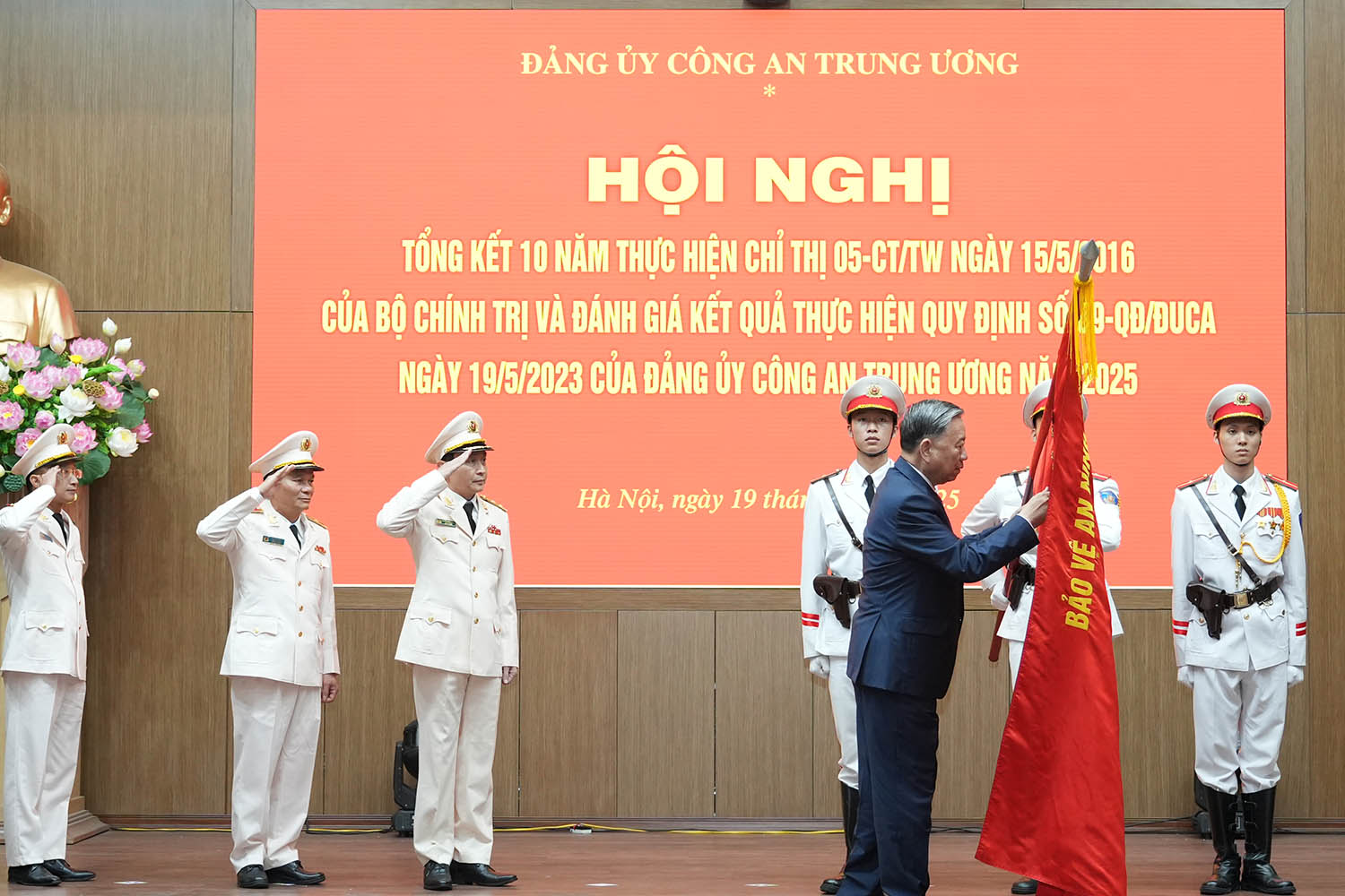 Tổng Bí thư Tô Lâm cũng đã thay mặt lãnh đạo Đảng, Nhà nước gắn huy hiệu Anh hùng lên lá cờ truyền thống và trao bằng chứng nhận danh hiệu Anh hùng Lực lượng vũ trang nhân dân cho Cục A05
