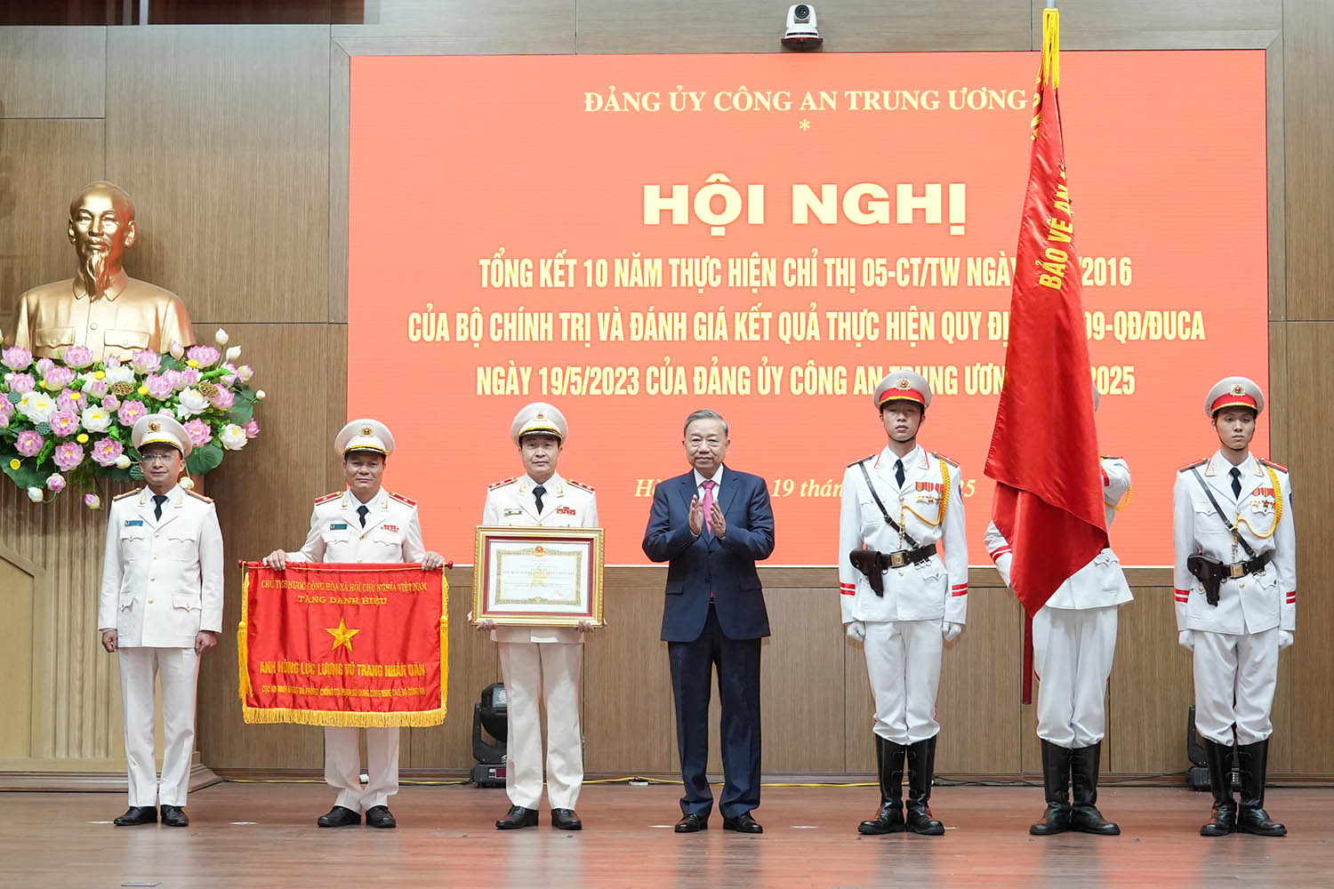 Tổng Bí thư Tô Lâm đã thay mặt lãnh đạo Đảng, Nhà nước trao tặng danh hiệu Anh hùng Lực lượng vũ trang nhân dân cho Cục An ninh mạng và Phòng, chống tội phạm công nghệ cao