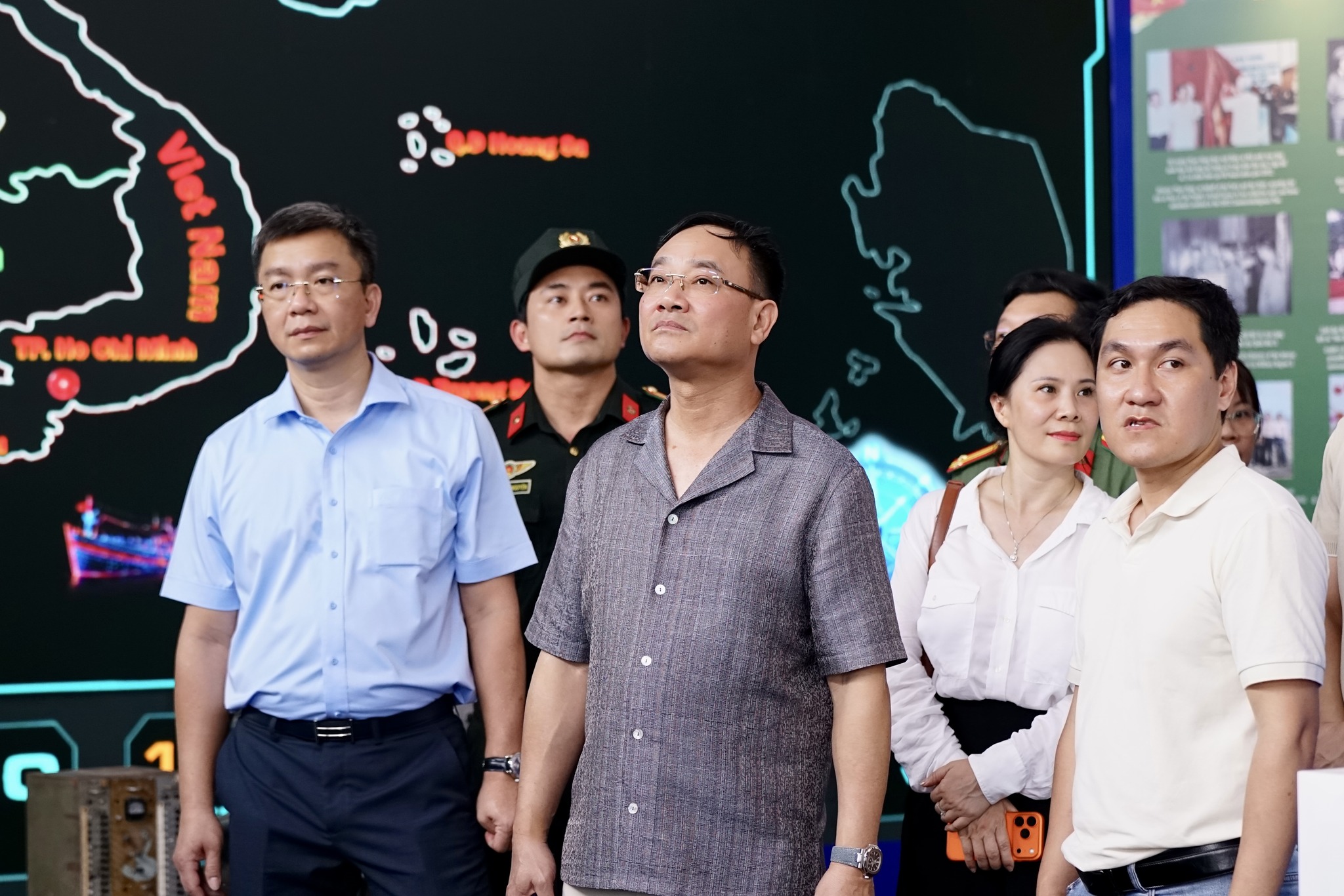 buc tuong anm 1.jpg