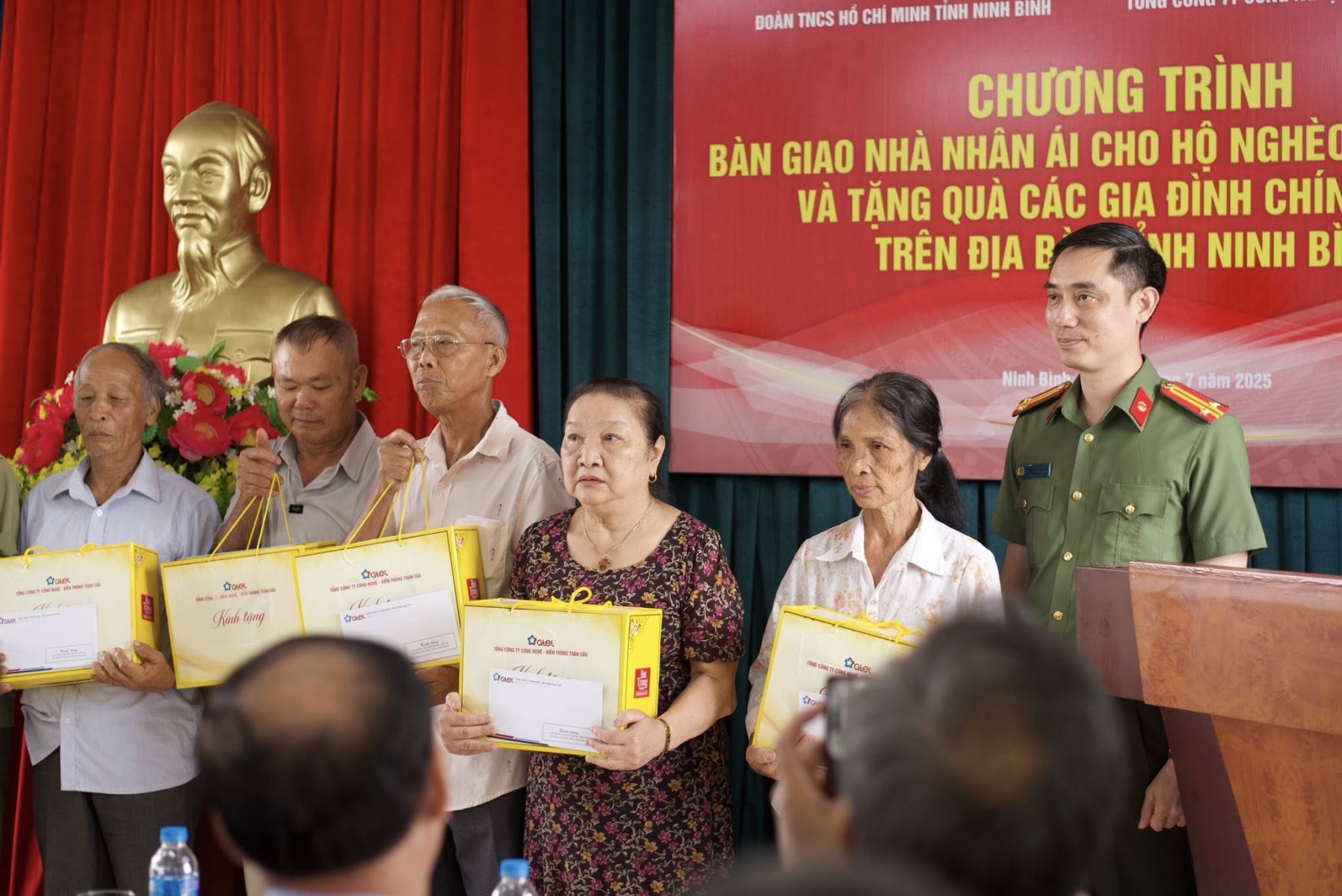 Tổng công ty GTEL tặng quà cho gia đình chính sách, người có công tại tỉnh Ninh Bình.