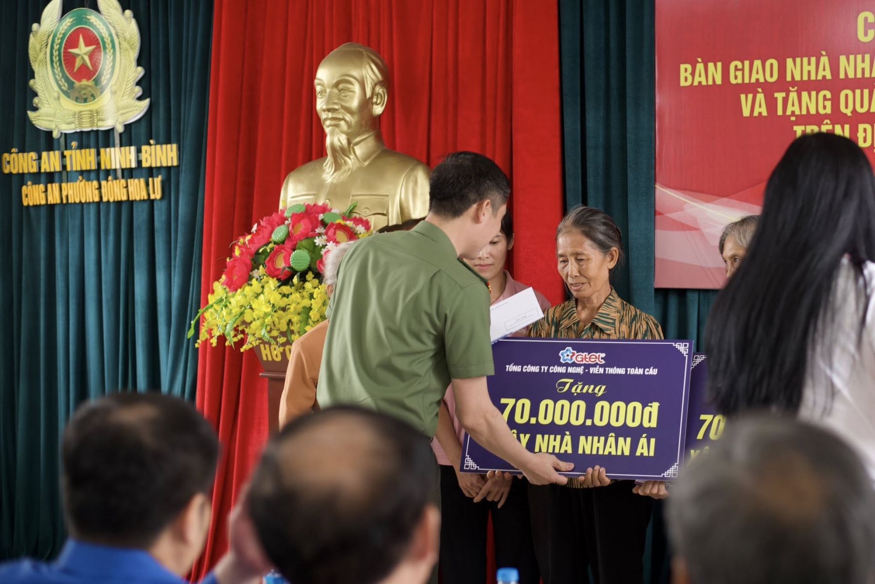 Lãnh đạo Tổng công ty Công nghệ - Viễn thông toàn cầu trao biển tượng trưng số tiền xây nhà Nhân ái cho các gia đình nghèo, cận nghèo.