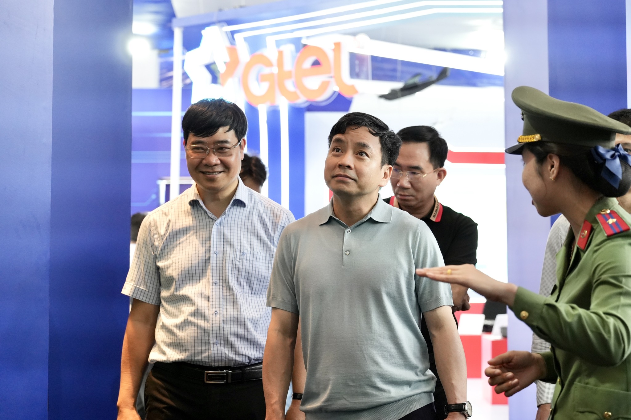 buc tuong anm 2.jpg